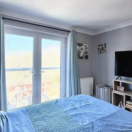 Stylish 3-bed Near Park & בית נופש