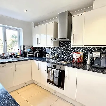 Stylish 3-bed Near Park &