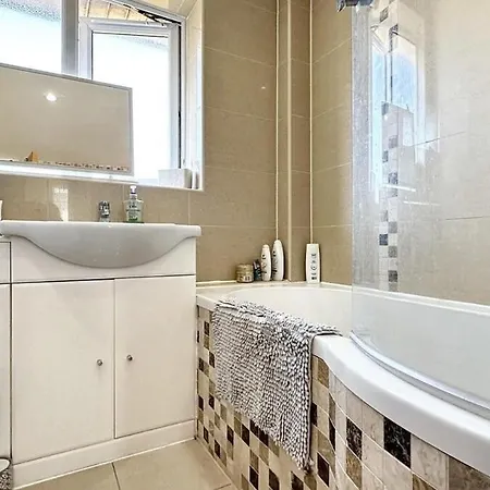 Stylish 3-bed Near Park & Holiday home Bristol